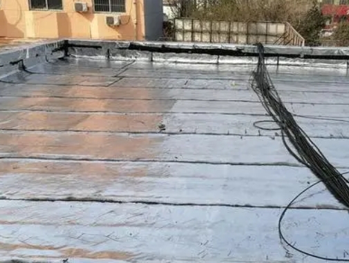 丹棱卫生间漏水维修公司分享下丹棱屋面楼顶防水刚性防水层施工要点。